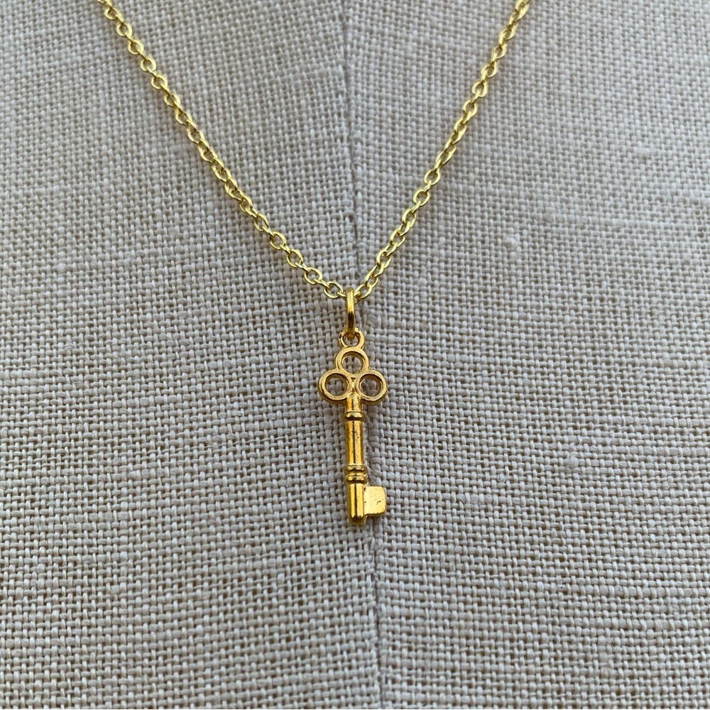NWT Sterling Silver Plated 2-Tone Gold Chain & Mini Key Charm Necklace - Picture 7 of 15